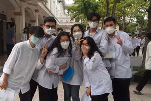 Thí sinh "thở phào" kết thúc bài thi cuối cùng.