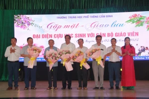 BGH THPT Cẩm Bình tặng hoa cựu giáo viên, học sinh.