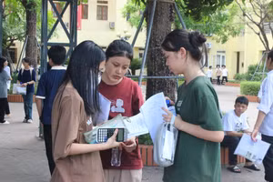 Thí sinh trao đổi kết quả sau khi trống đánh hết giờ.