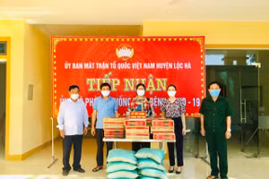 Trao hỗ trợ tuyến đầu chống dịch.