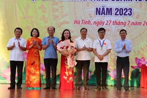 Lãnh đạo tỉnh Hà Tĩnh đón em Đinh Cao Sơn - HCV Olympic Hóa học 2023.