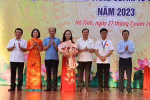 Lãnh đạo tỉnh Hà Tĩnh đón em Đinh Cao Sơn - HCV Olympic Hóa học 2023.
