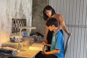 Giáo viên Trường THPT Nguyễn Đình Liễn phụ đạo miễn phí cho nhiều học sinh có hoàn cảnh khó khăn.