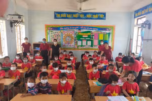 Đến thời điểm này, trường Mầm non Hương Liên đã hoàn thành chương trình mẫu giáo cho 49 trẻ 5 tuổi, sẵn sàng vào lớp Một. 