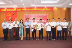 Đại diện lãnh đạo tỉnh Hà Tĩnh cùng các Sở ngành tặng hoa chúc mừng 2 học sinh tham dự các kỳ thi quốc tế.