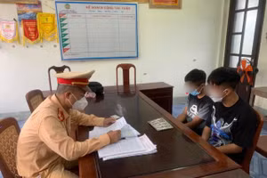 Công an huyện Can Lộc lập biên bản xử phạt 2 thanh niên vi phạm ( CA Can Lộc).