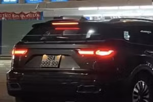 Chiếc xe ô tô mang biển số ngũ quý 9 "fake" lưu thông trên đường.