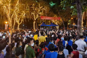 Khoảng 15 vạn người đã đổ về phố đi bộ Thành cổ Sơn Tây vào tối ngày khai trương.