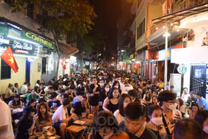 Phố bia Tạ Hiện đông đúc trong ngày lễ Giỗ Tổ Hùng Vương.