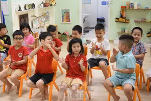 Học sinh mầm non vui vẻ khi được gặp thầy cô, bạn bè trong ngày đầu tiên tới trường.