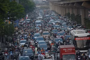 Đường phố đông đúc vào ngày cuối cùng trước kỳ nghỉ lễ làm giao thông tại nhiều tuyến phố tại Hà Nội trở nên ùn ứ.