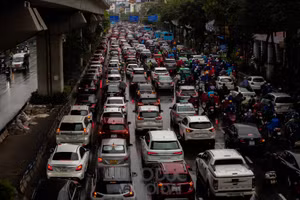 Cơn mưa sáng ngày hôm nay 1/4, khiến nhiều tuyến đường hướng vào nội thành Hà Nội trở nên ùn tắc cục bộ.