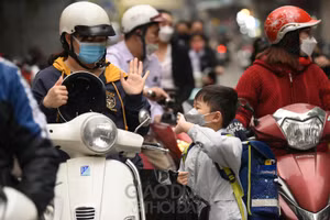 Học sinh từ lớp 1 đến lớp 6 tại Hà Nội hồ hởi quay trở lại trường học.