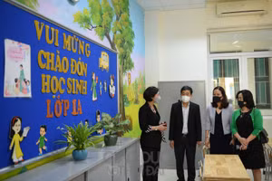 Đoàn công tác quận Hoàn Kiếm đến kiểm tra công tác đón học sinh quay trở lại trường học.