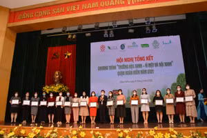 UBND quận Hoàn Kiếm đã trao trao Giấy chứng nhận tích cực tham gia các hoạt động bảo vệ môi trường cho các nhà trường.