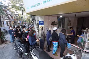 Hàng dài người đợi mua bánh trôi, bánh chay tại Hà Nội.