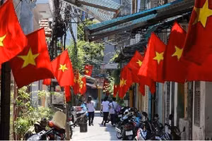 Mỗi hộ gia đình ở Hà Nội sẽ được tặng một lá cờ Tổ quốc dịp kỷ niệm 70 năm Giải phóng Thủ đô.