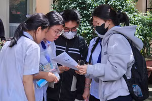 Thí sinh tại điểm thi THPT Nguyễn Việt Hồng (quận Ninh Kiều, TP Cần Thơ) xem lại bài sau khi thi xong.