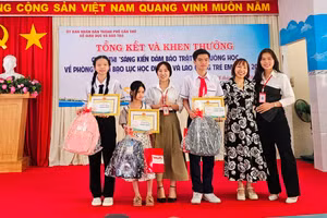 Ban tổ chức trao giải Nhất cho học sinh đoạt giải.