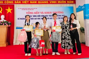 Ban tổ chức trao giải Nhất cho học sinh đoạt giải.