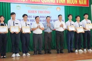 Lãnh đạo UBND TP Cần Thơ và Hội Khuyến học khen thưởng các em HS đoạt giải.