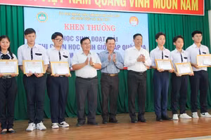 Lãnh đạo UBND TP Cần Thơ và Hội Khuyến học khen thưởng các em HS đoạt giải.