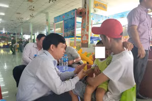 Ông Lê Quang Trí - Giám đốc Sở GD&ĐT tỉnh Tiền Giang thăm hỏi, động viên cháu bé bị đối tượng khống chế.