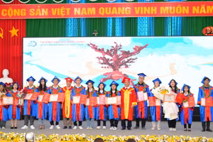 Ban Giám hiệu Trường ĐH Kiên Giang trao bằng tốt nghiệp cho tân cử nhân, kỹ sư tốt nghiệp loại xuất sắc, giỏi.