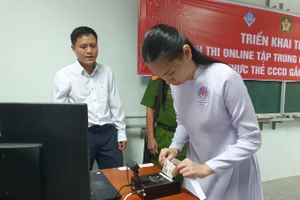 HS thử hệ thống xác thực thi online tập trung qua nền tảng công nghệ xác thực thẻ CCCD gắn chip điện tử.