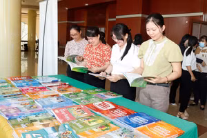 Cán bộ, giáo viên tỉnh Tiền Giang tham dự hội thảo chọn SGK. Ảnh: X. Uyên.