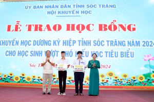 Trao 2 suất học bổng toàn phần cho học sinh THPT, mỗi suất 3 triệu đồng.