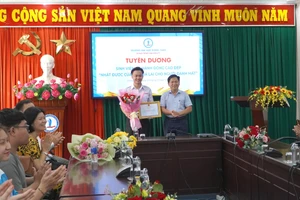 Thạc sĩ Cao Dao Thép - Phó Hiệu trưởng Trường ĐH Đồng Tháp trao giấy khen và tiền thưởng cho sinh viên Nguyễn Minh Toàn.