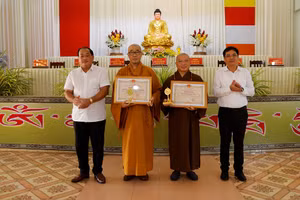 Trao bằng khen của UBND tỉnh cho 1 tập thể và 1 cá nhân.