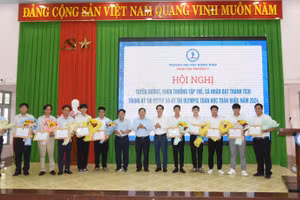 Khen thưởng đội tuyển Olympic Toán học và thầy cô hướng dẫn đội tuyển.
