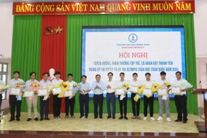 Khen thưởng đội tuyển Olympic Toán học và thầy cô hướng dẫn đội tuyển.