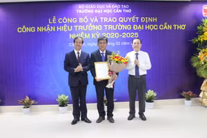 Bộ trưởng Bộ GD&ĐT Nguyễn Kim Sơn (bìa trái) và ông Nguyễn Văn Hiếu - Bí thư Thành ủy Cần Thơ (bìa phải) trao Quyết định công nhận Hiệu trưởng Trường ĐH Cần Thơ cho PGS.TS Trần Trung Tính.