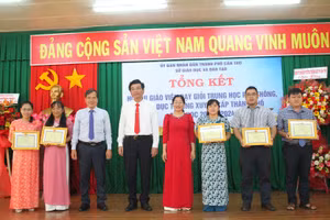 Lãnh đạo Sở GD&ĐT, Công đoàn ngành Giáo dục TP Cần Thơ trao giải Nhất cho các giáo viên.