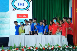 Các đội tham gia phần thi trả lời câu hỏi trắc nghiệm.