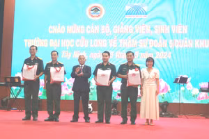 Trường ĐH Cửu Long tặng quà lưu niệm cho lãnh đạo các đơn vị thuộc Sư đoàn 5.