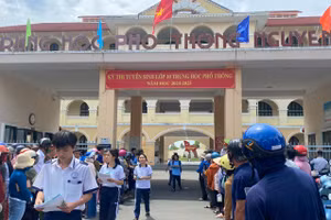 Thí sinh Tiền Giang hoàn thành bài thi Ngữ văn sáng 5/6.