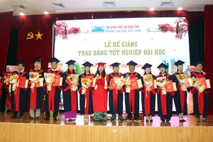 TS Đặng Thị Ngọc Lan, Phó Hiệu trưởng Trường ĐH Cửu Long khen thưởng tân cử nhân tốt nghiệp xuất sắc.