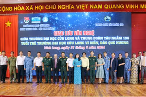 Các đại biểu tham dự giao lưu văn nghệ và hội nghị tuyên truyền biển, đảo.