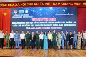 Các đại biểu tham dự giao lưu văn nghệ và hội nghị tuyên truyền biển, đảo.