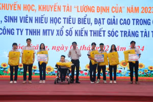 Ông Lâm Văn Mẫn - Bí thư Tỉnh ủy Sóc Trăng trao thưởng và học bổng cho các em học sinh.