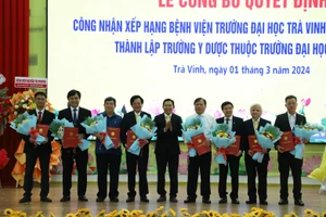 Lãnh đạo Trường Y Dược nhận Quyết định và hoa chúc mừng.