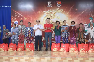 Tỉnh Sóc Trăng trao quà hỗ trợ người dân hoàn cảnh khó khăn dịp Tết Nguyên đán 2024.