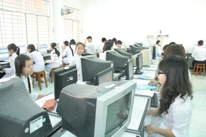 HS Trường THPT chuyên Thoại Ngọc Hầu (An Giang) trong giờ học Tin học.