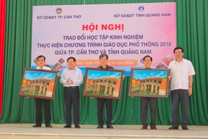 Lãnh đạo Sở GD&ĐT TP Cần Thơ và lãnh đạo Sở GD&ĐT tỉnh Quảng Nam trao quà lưu niệm tại hội nghị.