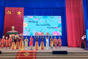 Các em HS tiểu học tham gia Hội thi kể chuyện bằng tiếng Anh có tiểu phẩm minh họa.