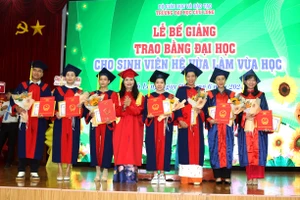 TS Đặng Thị Ngọc Lan, Phó Hiệu trưởng Trường ĐH Cửu Long trao bằng, khen thưởng tân cử nhân tốt nghiệp xuất sắc tiêu biểu.